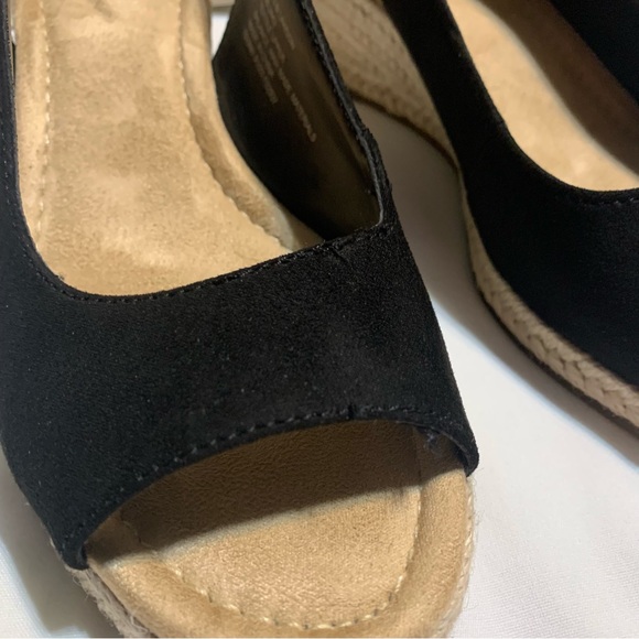 St. John's Bay Memory Foam Slingback Sandals. Size 7. Black with buckle. - Picture 14 of 15